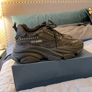 Size 8.5 Steve Madden possession sneaker in black